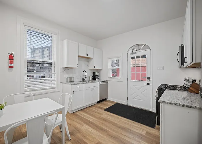 Shadyside, !d Modern And Bright Private Bedroom With Shared Bathroom