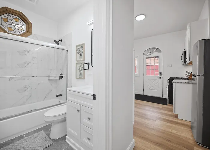 Shadyside, !d Modern And Bright Private Bedroom With Shared Bathroom Homestay *