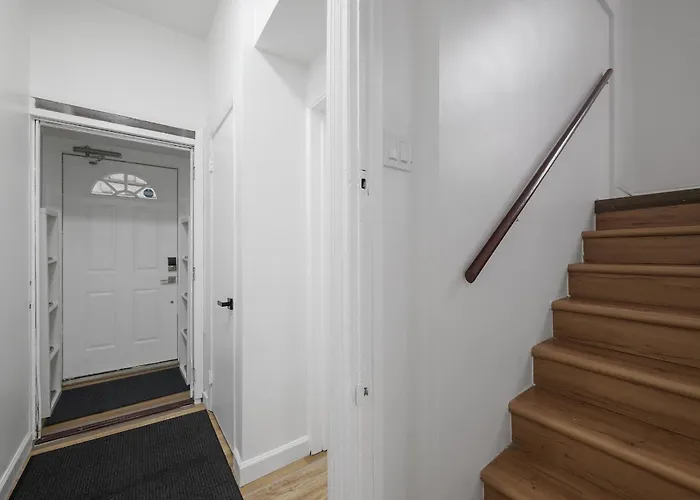 Shadyside, !d Modern And Bright Private Bedroom With Shared Bathroom Homestay