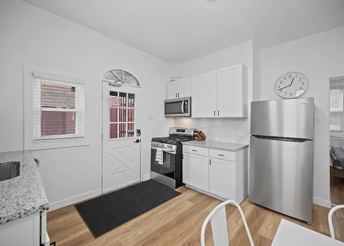 Homestay Shadyside, !d Modern And Bright Private Bedroom With Shared Bathroom