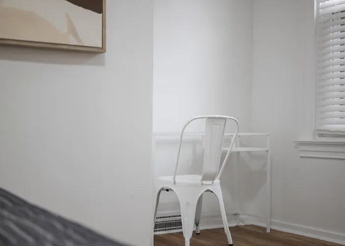 Shadyside, !d Modern And Bright Private Bedroom With Shared Bathroom Homestay